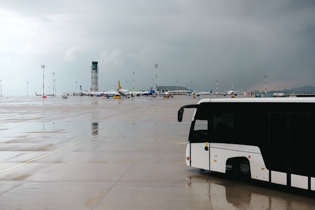 aeropuerto internacionar de cancun, traslado del aeropuerto a terminales, traslados ecomomicos en laloshuttlecancun