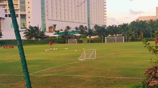 De la Pantalla a la Cancha: Los Mejores Lugares para Echar una "Cascarita" en Cancún