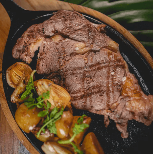 plato de carne del restaurante aldea corazon