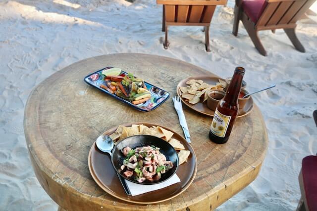 ceviche de camaron, en la playa de cancun con una cerveza fin de semana
