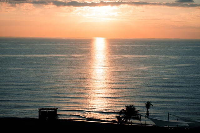 atardecer en playa de cancun, puedes llegar con laloshuttlecancun