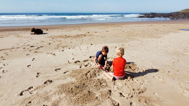 niños jugando y haciendo castillos de arena en playas de cancun mexico