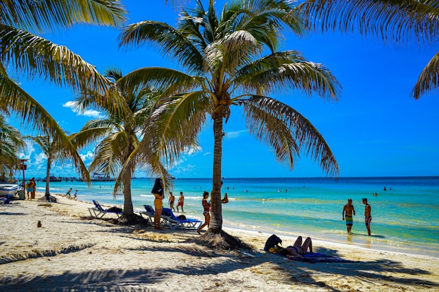 hermosa playa de cancun laloshuttlecancun, con turistas disfrutando de sus vacaciones feliz