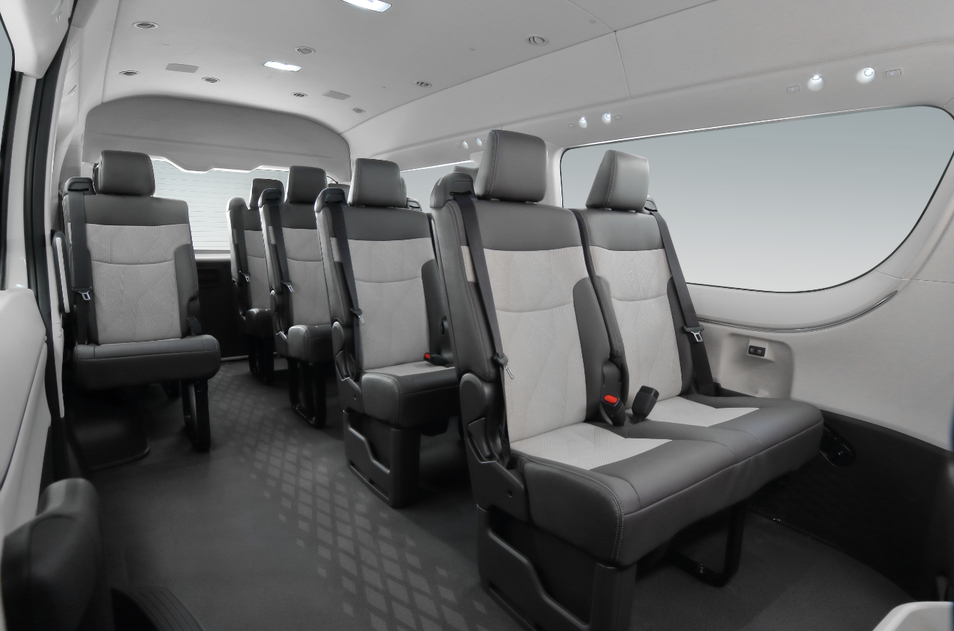 laloshuttle van privada blanca ciente feliz