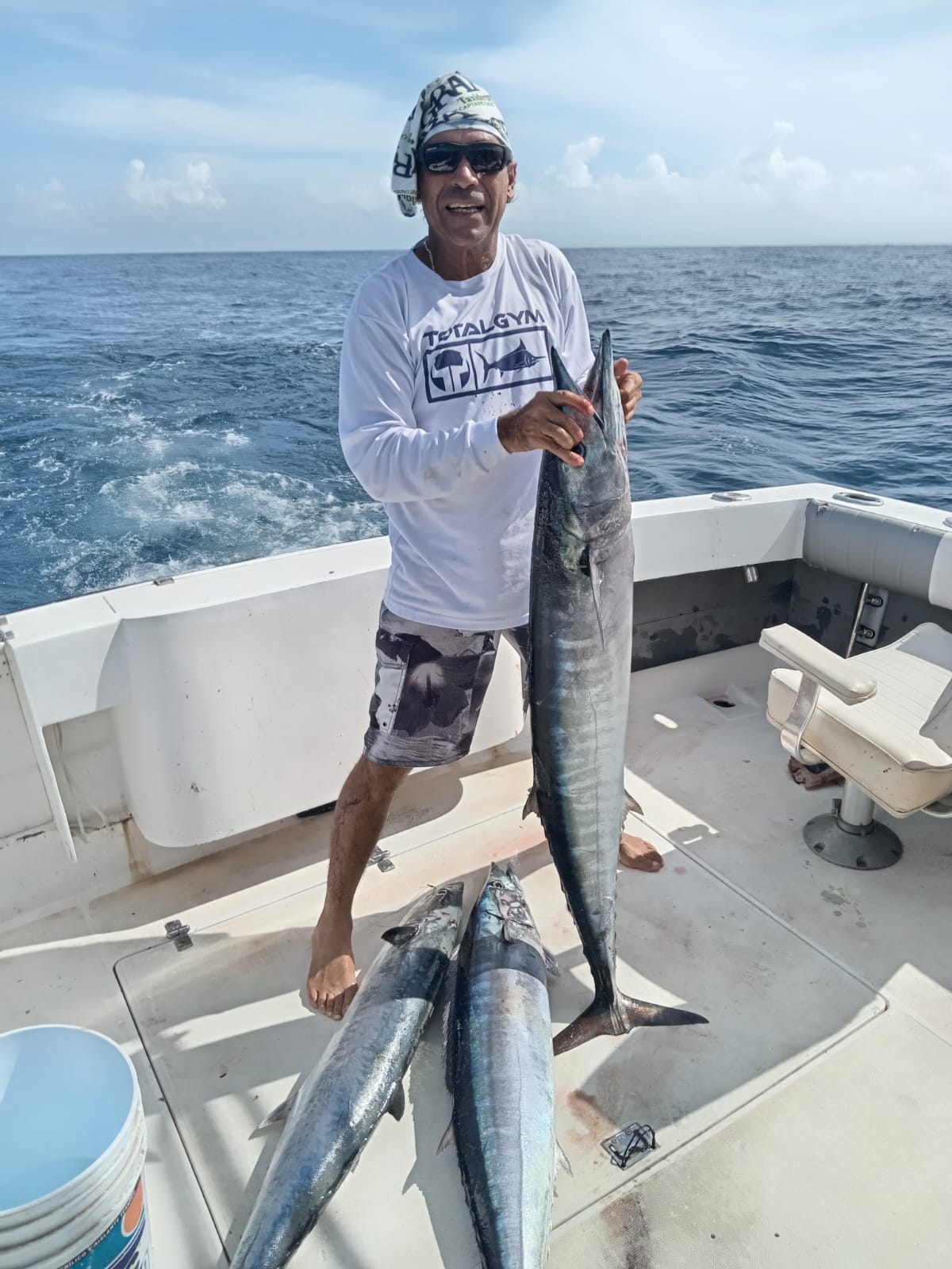 hombre feliz pescando en tour de pesca de laloshuttle en isla mujeres