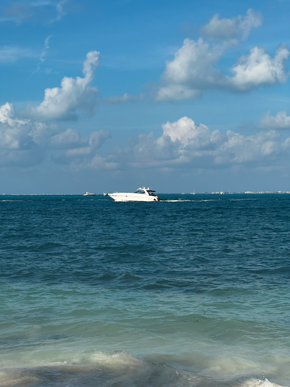 yate de lujo en la ciudad de cancun con el mar turquesa y sol