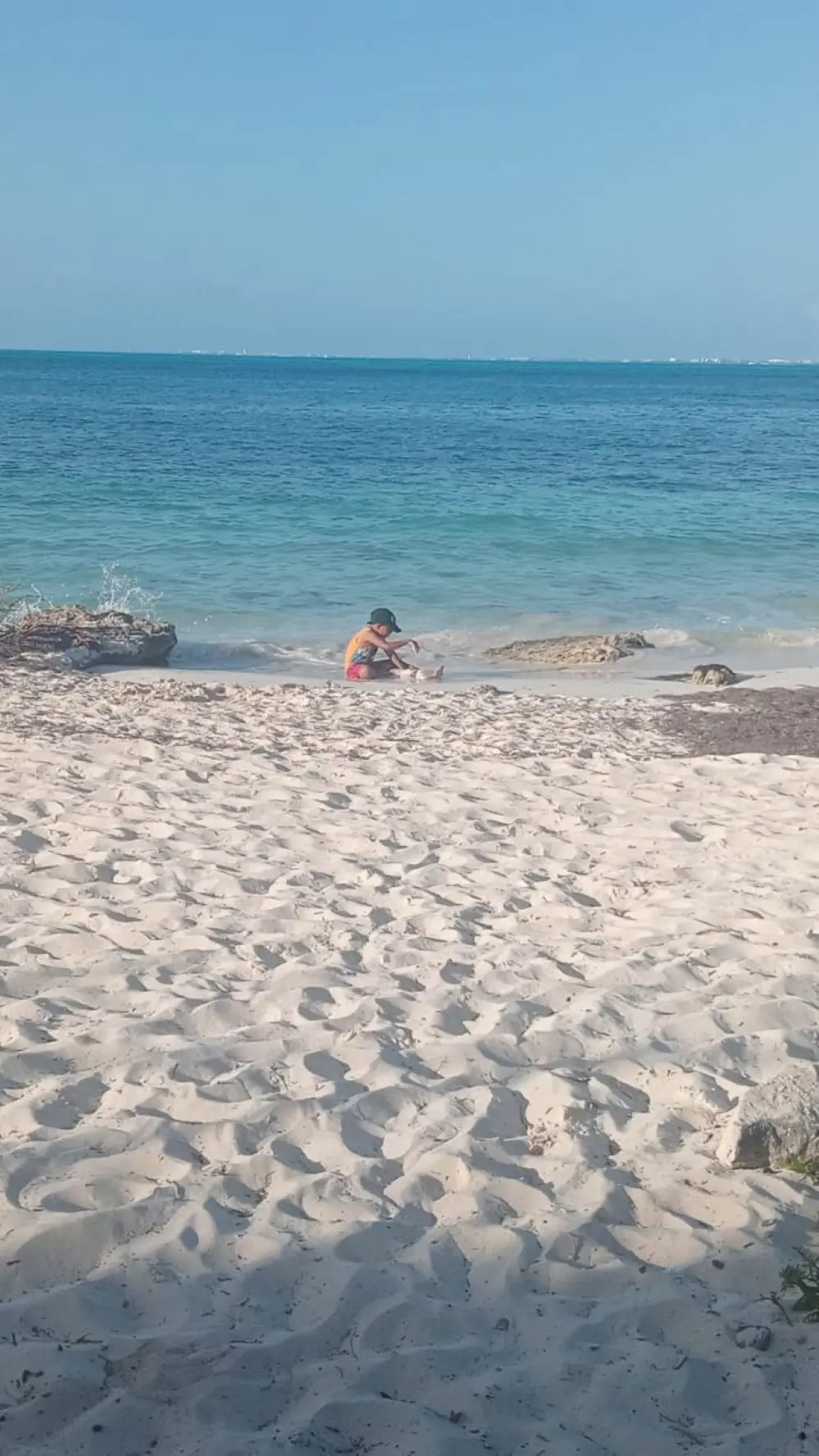 niño disfrutando vacacciones en cancun