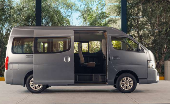 camioneta urvan negra de laloshuttle