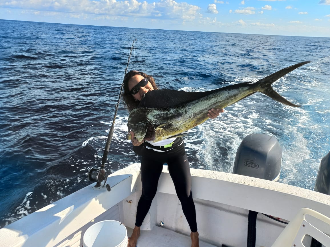 persona con pez espada en un tour de laloshuttle en isla Mujeres