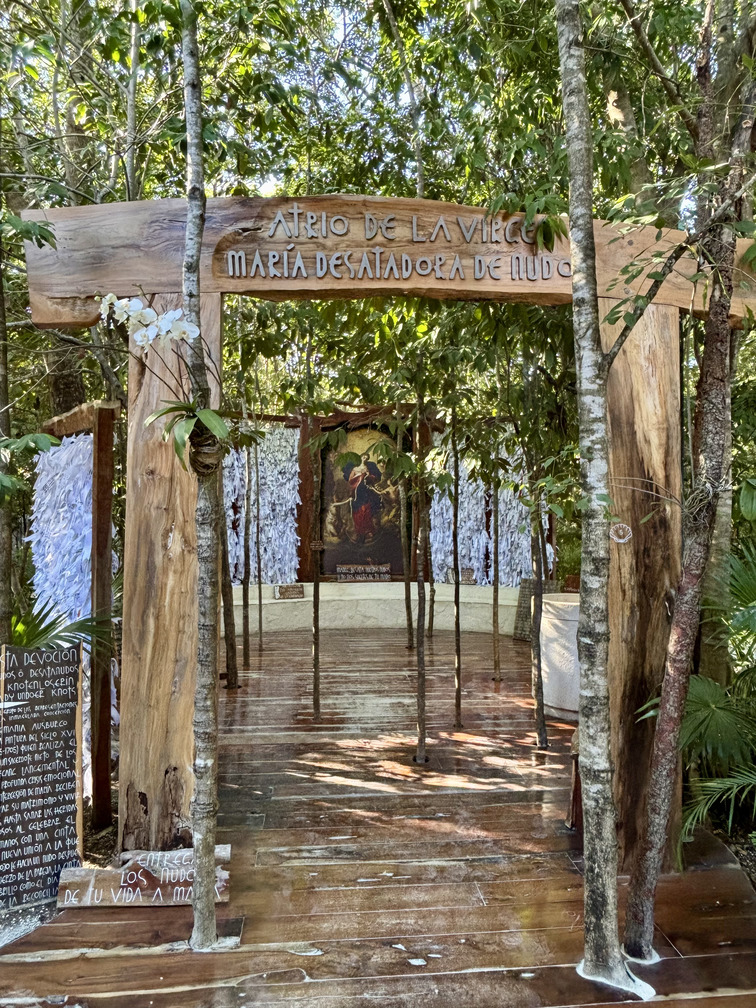 Listones blancos en el santuario